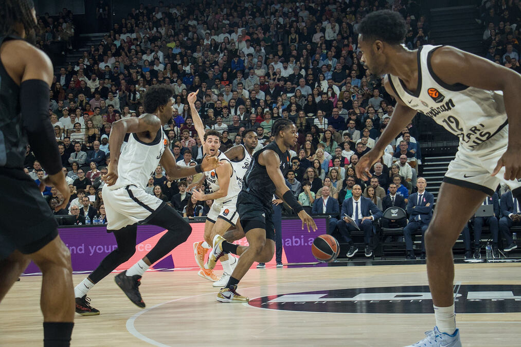 POZNATO KO SUDI PARTIZANU U KAUNASU: Turčin prešao sa crveno na crno-bele...