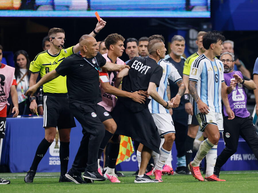 ISPLIVAO SNIMAK HAOSA NAKON PREOKRETA ARGENTINE! Selektor Egipta krenuo ka Mesiju, pa sasuo brutalne optužbe: Hteli su da zadrže svetskog prvaka! (VIDEO)