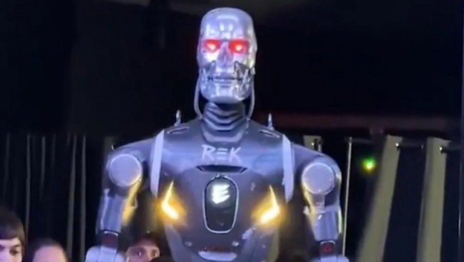 ISTORIJA ILI KRAJ ČOVEČANSTVA? Održana prva MMA borba čoveka i robota (VIDEO)