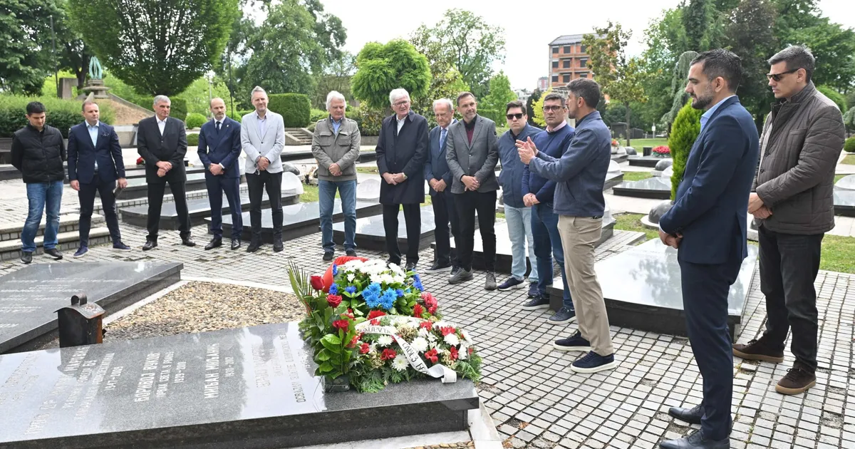 Veliki gest FSS: Paunović i važni ljudi iz sveta fudbala obišli grob Miljana MIljanića, sećanja ne blede
