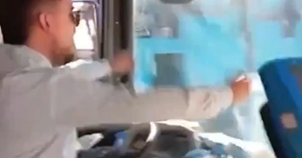 Vozač autobusa zaustavio vozilo nasred ulice, kad je Mesi dao gol, usledila scena kojoj se divi planeta