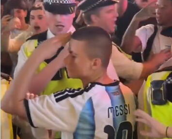 NAVIJAČ ARGENTINE U MESIJEVOM DRESU ULETEO MEĐU BESNE ENGLEZE! Svi se pitaju koliko je ovaj čovek LUD - policija morala da interveniše, JEDVA SE IZVUKAO! VIDEO
