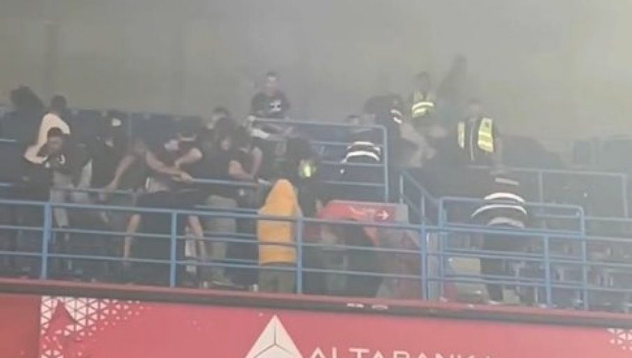 HAOS NA DERBIJU! Tuča, požar i ulazak policije (VIDEO)