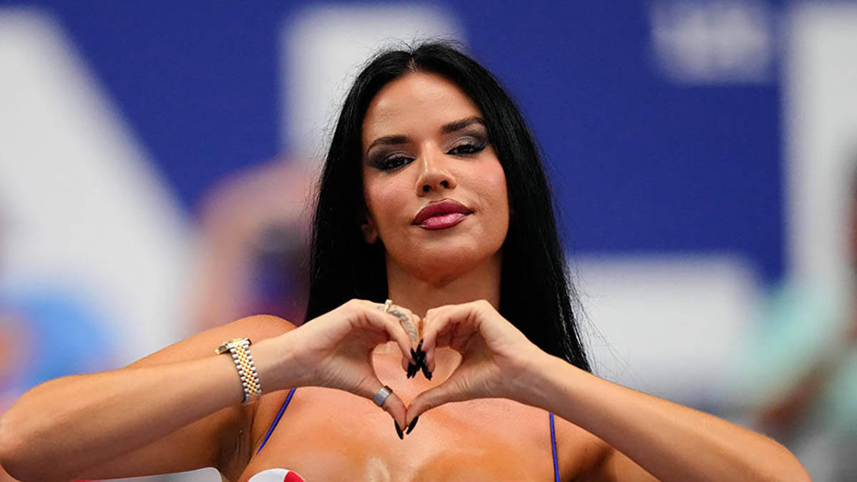 Ceo stadion gleda u Ivanu Knol: Skinula se i došla da navija za Hrvatsku