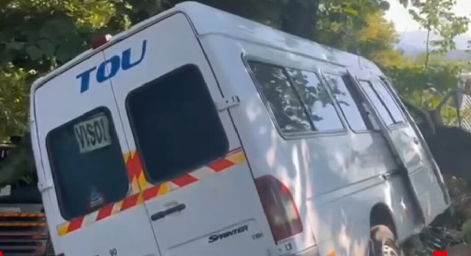 UŽASNA NESREĆA U KOMŠILIKU: Ima i poginulih, kombi sa fudbalerima Dinama se zakucao u drvo! (VIDEO)