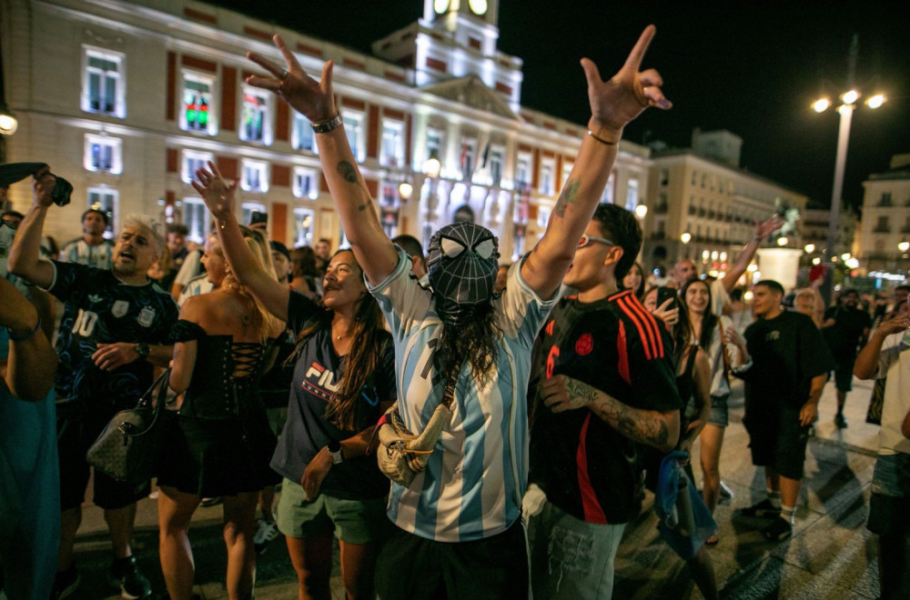 Argentinci spalili pogrešnu zastavu Englezi im se smeju VIDEO
