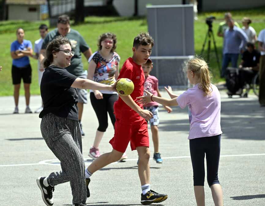 HEROJI BEOGRADSKOJ MARATONA: Poseta učesnicima rehabilitaciono-rekreativnog kampa za decu sa invaliditetom