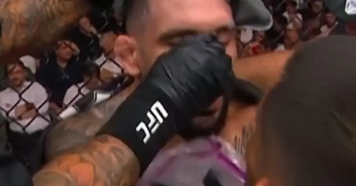 "Pogledaj me, izgubićeš borbu...": Da li je ovaj potez doneo sigurnu pobedu Aleksandru Rakiću na UFC u Areni?