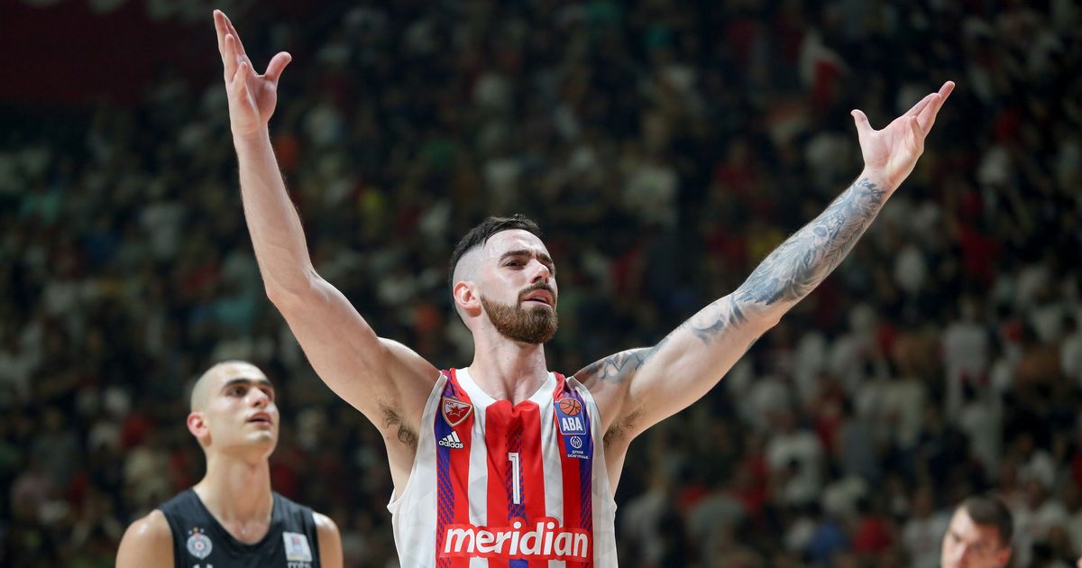 Luka Vildoza razvio šal Partizana odmah po sletanju u Beograd, navijači Zvezde ga "zasuli" komentarima