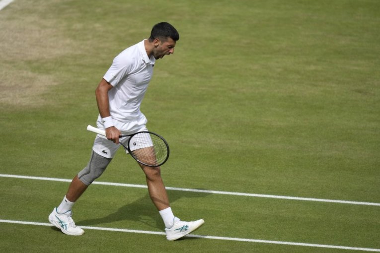 NOVAK ĐOKOVIĆ OTKRIO ZAŠTO SE UDARAO: Svi su videli kako "nasrće" pesnicama na sebe, objasnio je ZAŠTO!