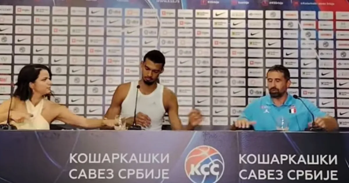 Viktor Vembanjama došao bos na konferenciju, pa oduševio odgovorom na jedno pitanje posle meča sa Srbijom