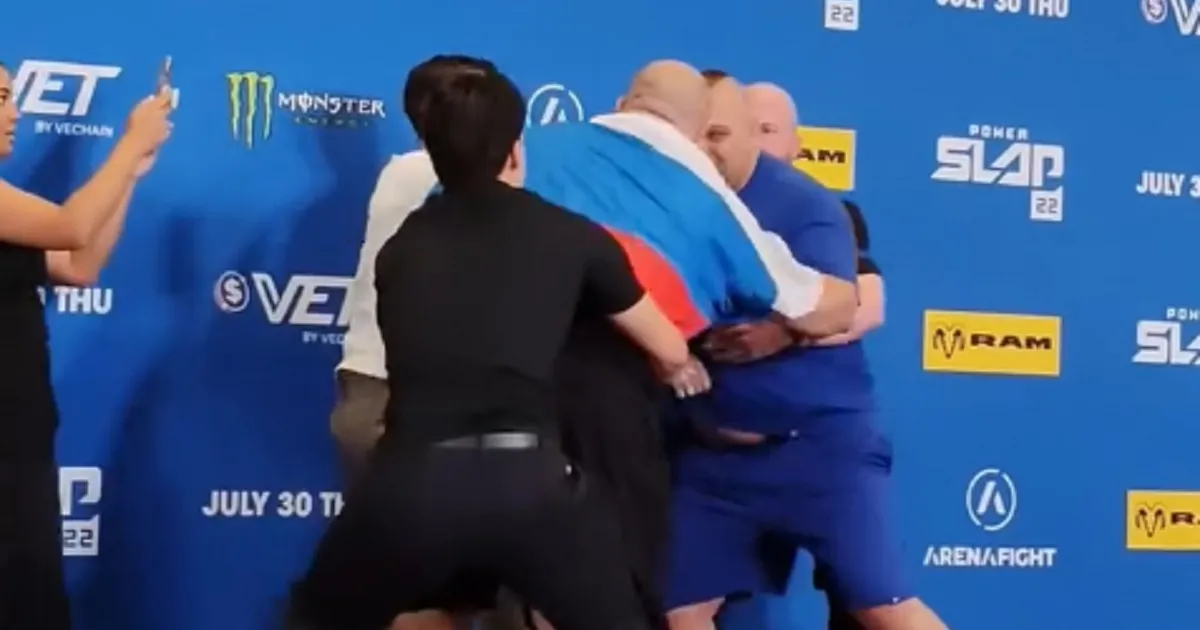 Legendarni Rus od 166kg izašao ogrnut zastavom, pa se umalo pobio s protivnikom pred spektakl u Beogradu!