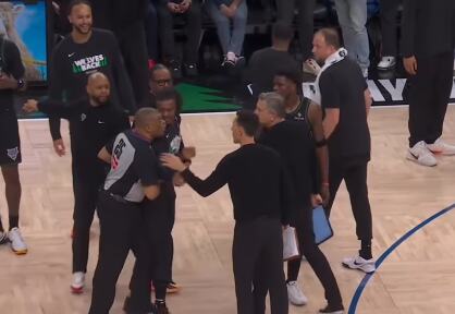 SUDIJA HTEO DA BIJE TRENERA! Nadrealne scene obilaze planetu! Čuveni NBA arbitar krenuo u sukob, košarkaši sprečili veliki incident