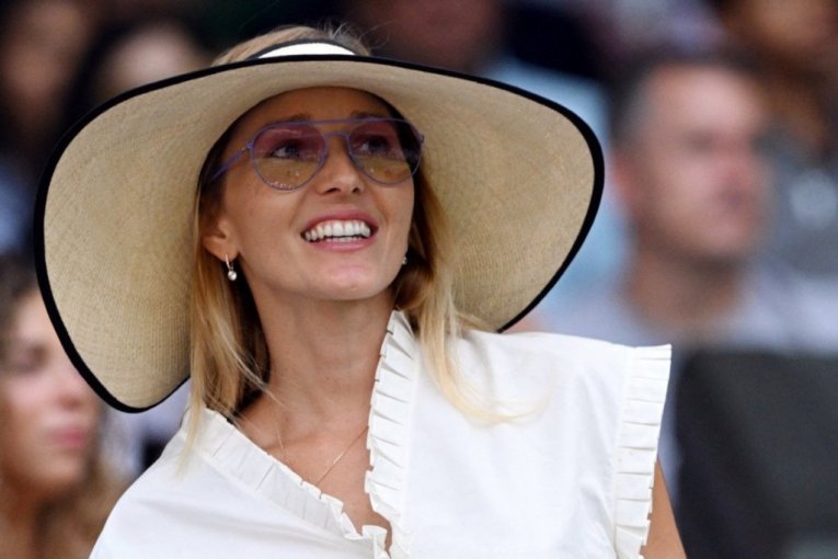 JELENA ĐOKOVIĆ blista na Vimbldonu: U beloj dior mini-haljini od 2.700 evra bodri Novaka Đokovića i mami sve poglede (GALERIJA)