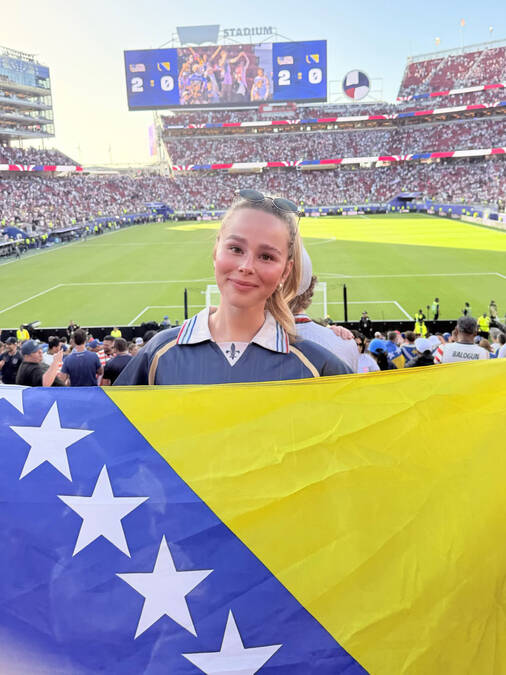 Lepa Ajla udata za Srbina koji igra za Ameriku: Sinoć je sa zastavom Bosne bila na tribinama