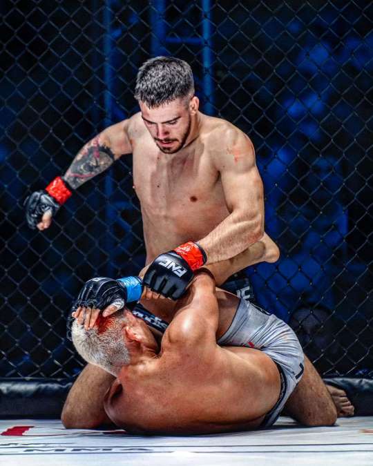 FNC ŠAMPION! KAKAV ŠOK: Bojković brutalnim nokautom razbio Eskijeva - ekspresna pobeda!