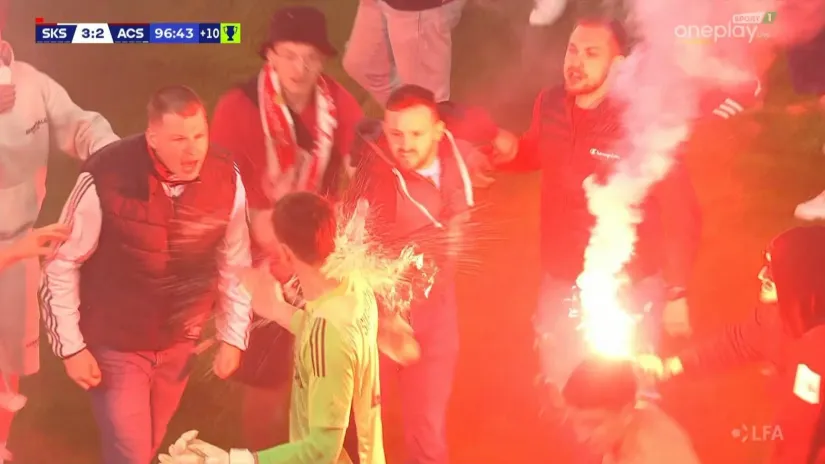 Sramota u Češkoj: Navijači Slavije napali golmana! Sparta odbila da igra – napustila stadion