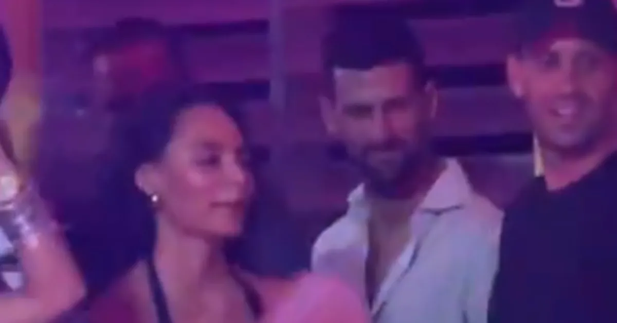 Đoković se totalno opustio na koncertu poznatog pevača, lepotice plesale pored njega, tu je bio i Troicki