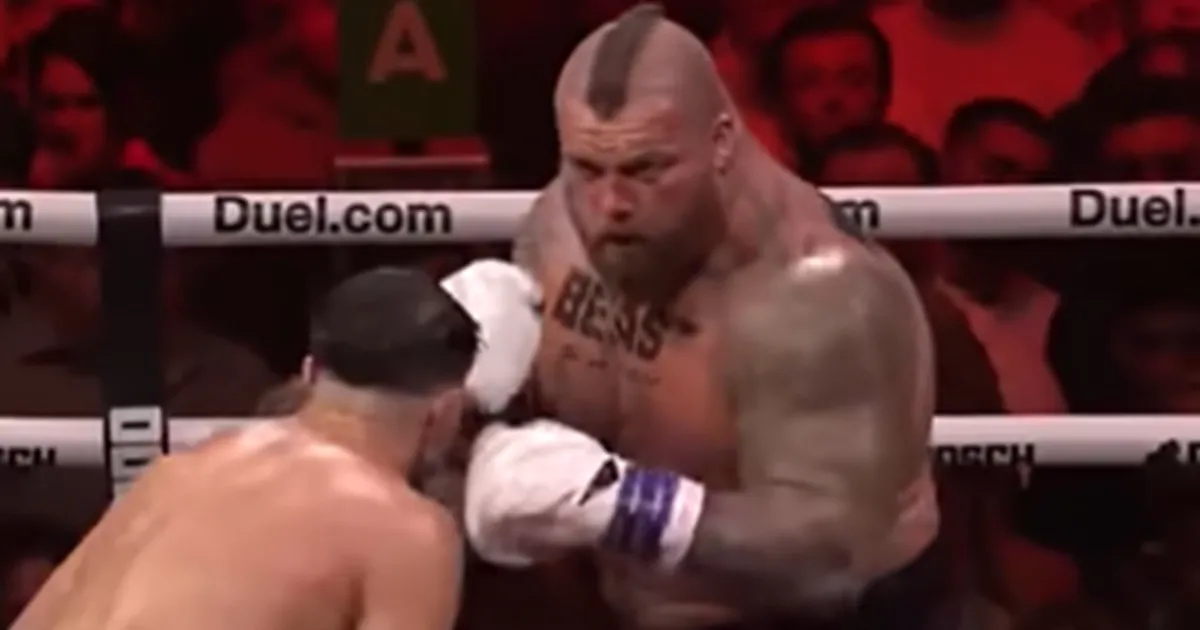 Lepota pobedila zver: Tomi Fjuri preživeo nalete Edija Hola od 148 kg i slavio na poene u epskom Misfits meču