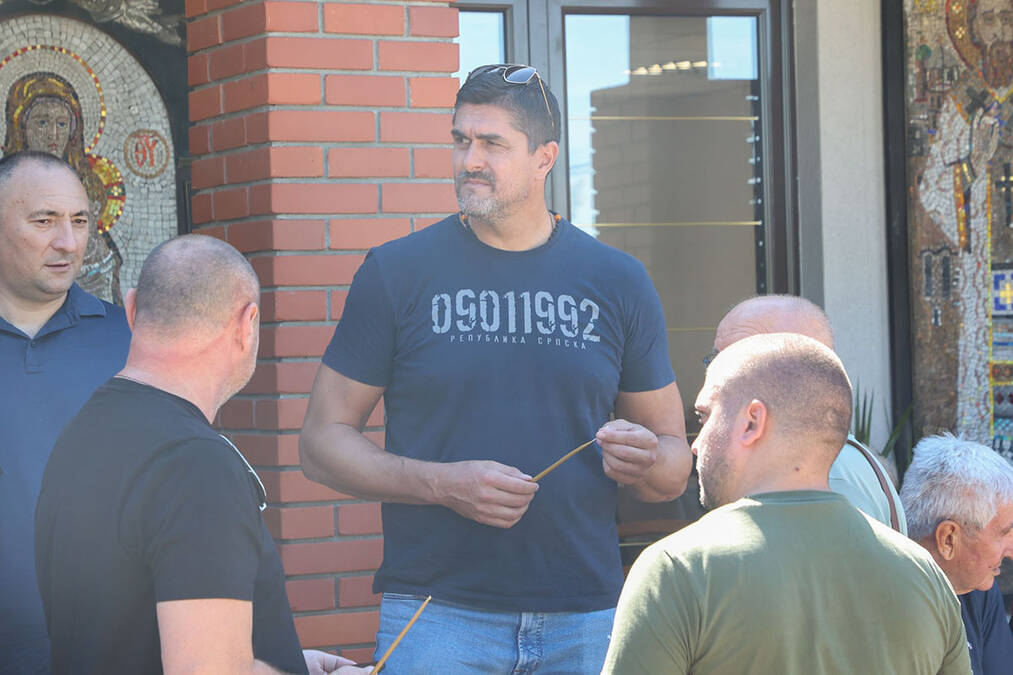 Darko Miličić na sahrani Ratka Mladića: Došao u crnini i zapalio sveću