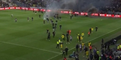 Jezive scene iz Francuske! Navijači uleteli na teren i krenuli ka igračima, meč prekinut (VIDEO)