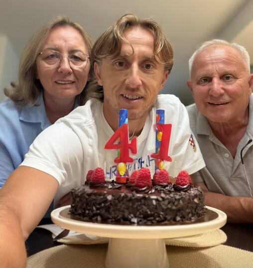 MODRIĆ OBJAVIO SLIKU KOJA JE ZAPALILA MREŽE! Majka Srpkinja, otac Hrvat i on - Radojka, Luka i Stipe, svi na jednom mestu! Povod je jasan!