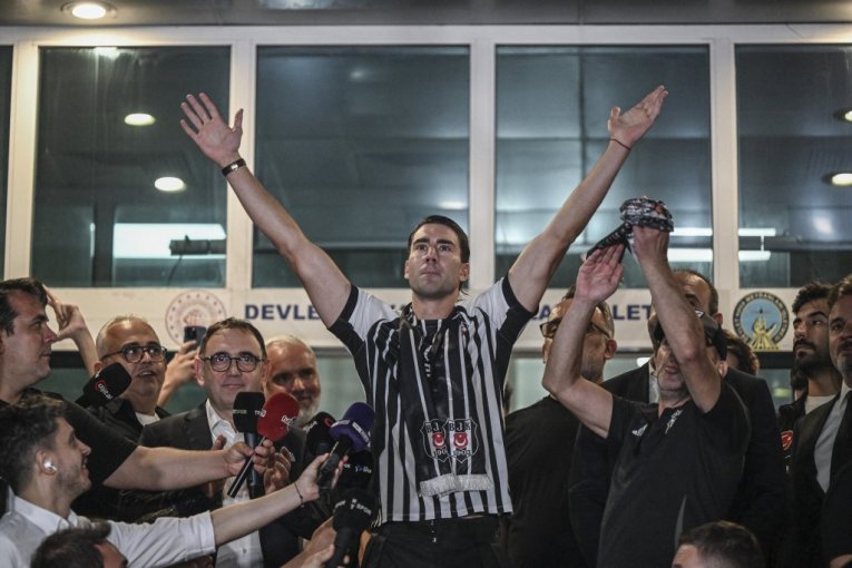 E, SADA SMO SVE ČULI! Najluđa priča - kako je recepcioner "završio" transfer Vlahovića u Bešiktaš?!