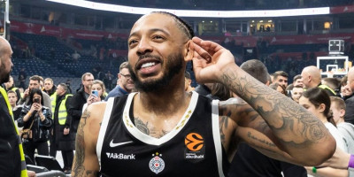 Karlik Džons uvredio navijače Zvezde! Pogledajte sa čime se slikao, ovo mu neće oprostiti