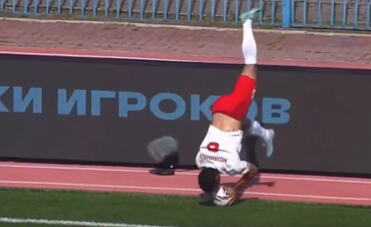KAKAV AUT, LJUDI! Čovek izveo SALTO, bacio loptu NEVEROVATNIH 45,6 METARA! Snimak zapalio mreže ovo morate videti! (VIDEO)