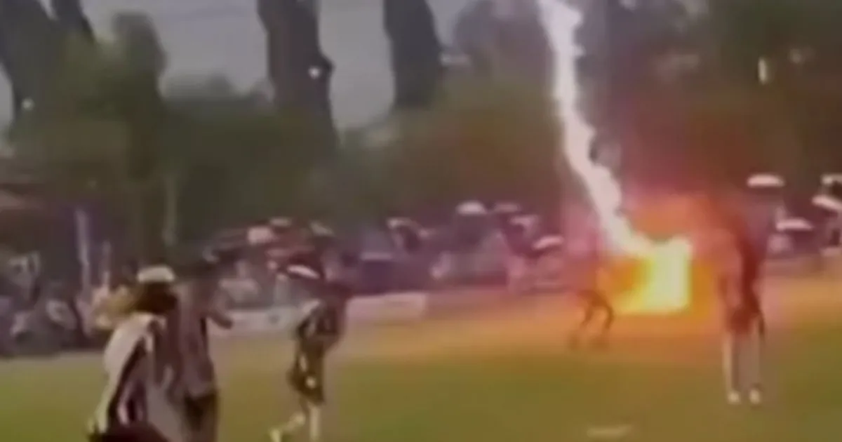 Uznemirujuće! Fudbalera ubio grom tokom utakmice, snimak je nešto najstrašnije što ste videli