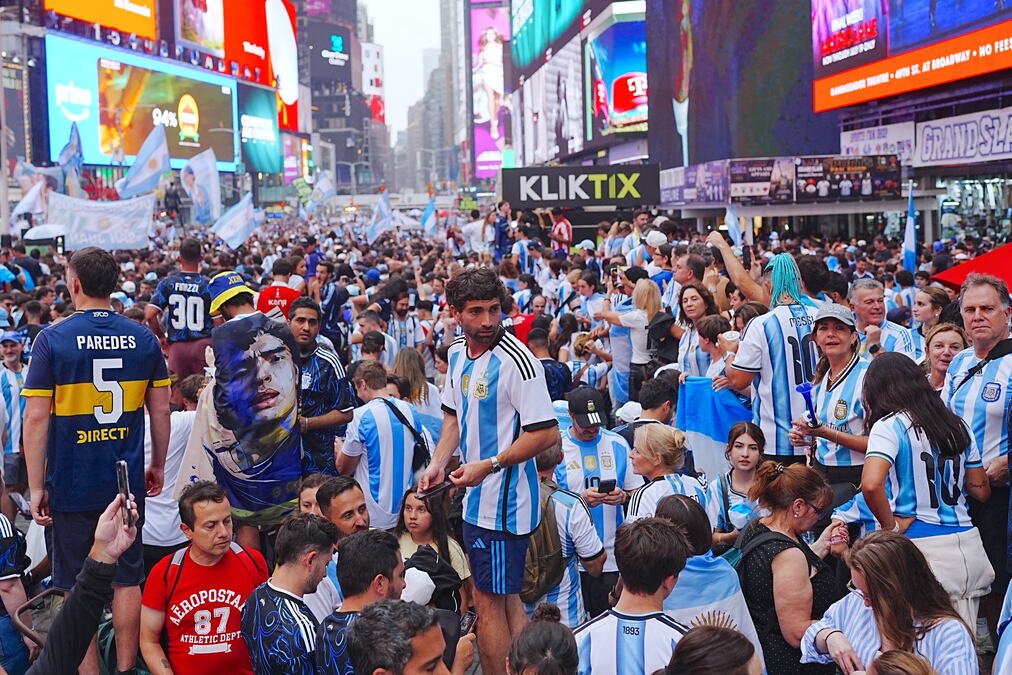 NJUJORK SE PRETVORIO U BUENOS AJRES: Nepregledne kolone navijača Argentine okupirale centralne ulice "Velike jabuke" pred finale
