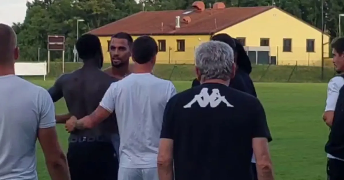 Divne scene! Milić i igrač Nefčija se tukli i svađali, pa na kraju pomirili i zagrlili: Zato se voli fudbal