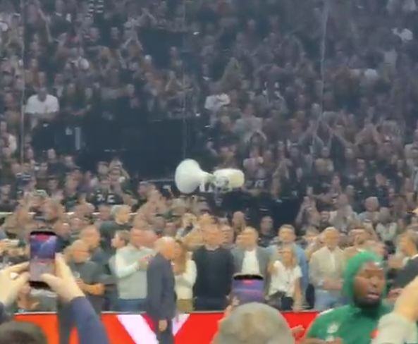 OVAKO SU NAVIJAČI PARTIZANA DOČEKALI ŽELJKA OBRADOVIĆA: Vulkan emocija u Areni! Žoc je po ulazu u halu uradio nešto što je razgalilo grobare