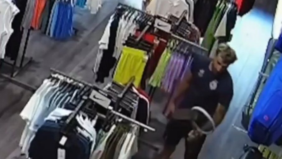 BIVŠI TENISER NAPRAVIO HAOS! Ušao u prodavnicu i razbio sve (VIDEO)