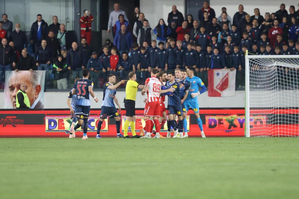 DETALJI TUČE FUDBALERA CRVENE ZVEZDE I VOJVODINE! Ko je sve učestvovao u frci? Klinci "zavarničili", a onda je nastao OPŠTI HAOS! VIDEO