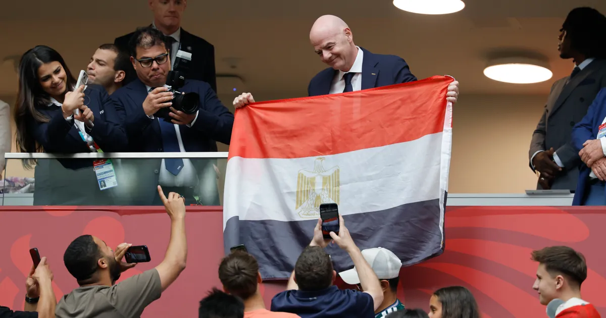 Velika provokacija predsednika FIFA, pogledajte šta je uradio sa zastavom Egipta nakon meča sa Argentinom
