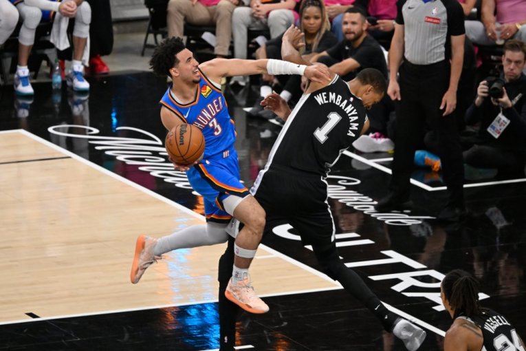 NBA SPEKTAKL! Vembanjama na kolenima, Oklahoma vratila brejk protiv San Antonija