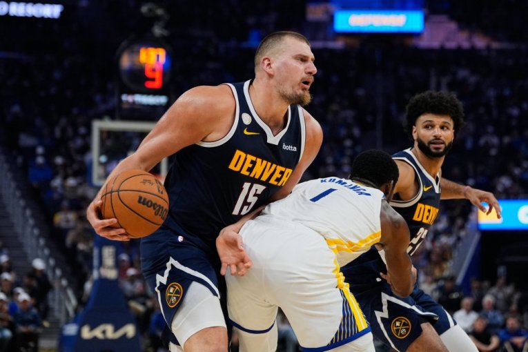 Nikola Jokić gađao maskotu! Urnebesna scena u Denveru (VIDEO)