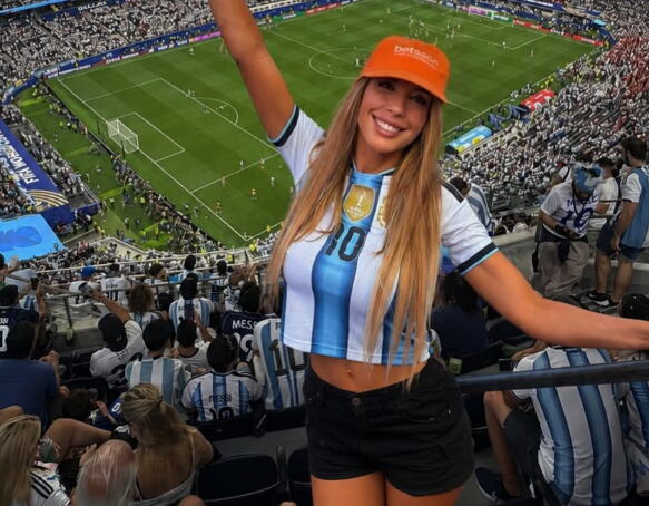 HOROR SCENE U HOTELU PRED MEČ ARGENTINA - ENGLESKA! Atraktivna novinarka na meti napada - manijak ušao sa njom u lift, a onda... Ovo su DETALJI DRAME!