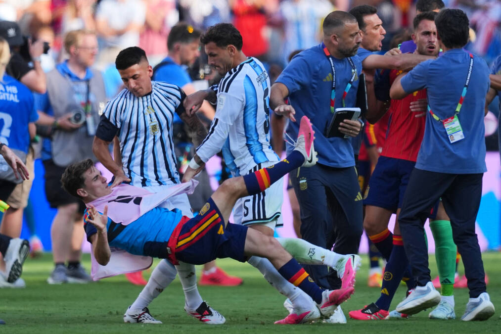 FIFA žestoko kaznila Argentince za divljaštvo u finalu: Siledžiji Paredesu čak 10 utakmica suspenzije