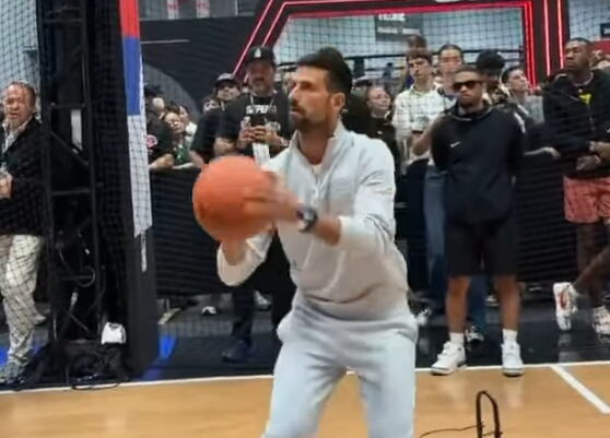 ĐOKOVIĆ MOŽE I KAO STEF KARI! Novak uzeo košarkašku loptu, pa iznenadio Amere i "najavio" dolazak u Crvenu zvezdu