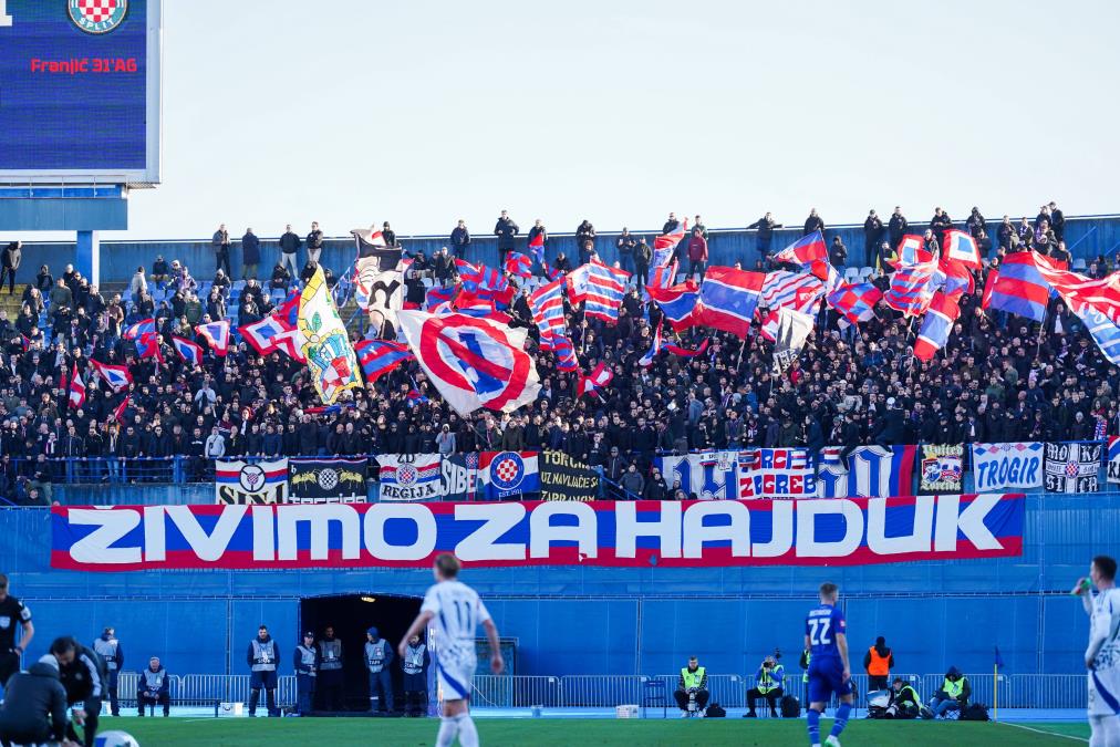 TORCIDA ZAPALILA MAKSIMIR ZBOG PARTIZANA: Hajdukovi navijači diverzijom naparavili potpuni haos, Bed Blu Bojsi ih provocirali...