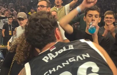 CRNO-BELA ROMANTIKA U ARENI! Pajola presudio Zvezdi, pa pao u zagrljaj svoje devojke - emotivne scene nakon pobede Partizana! (VIDEO)