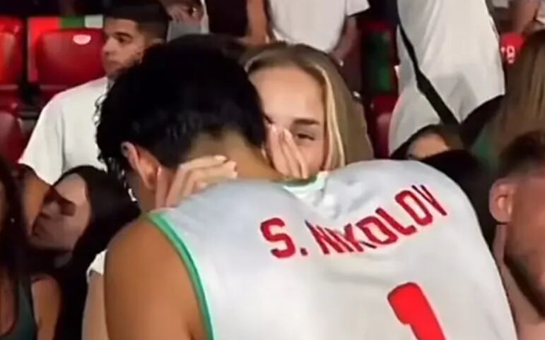 PRED SVIMA U ARENI! Srpkinja i Bugarin razmenjivali nežnosti usred dvorane! (VIDEO)