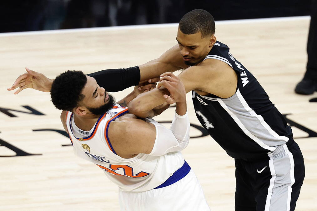 Odmah brejk u NBA finalu: Vembanjama oborio glavu i počeo da besni