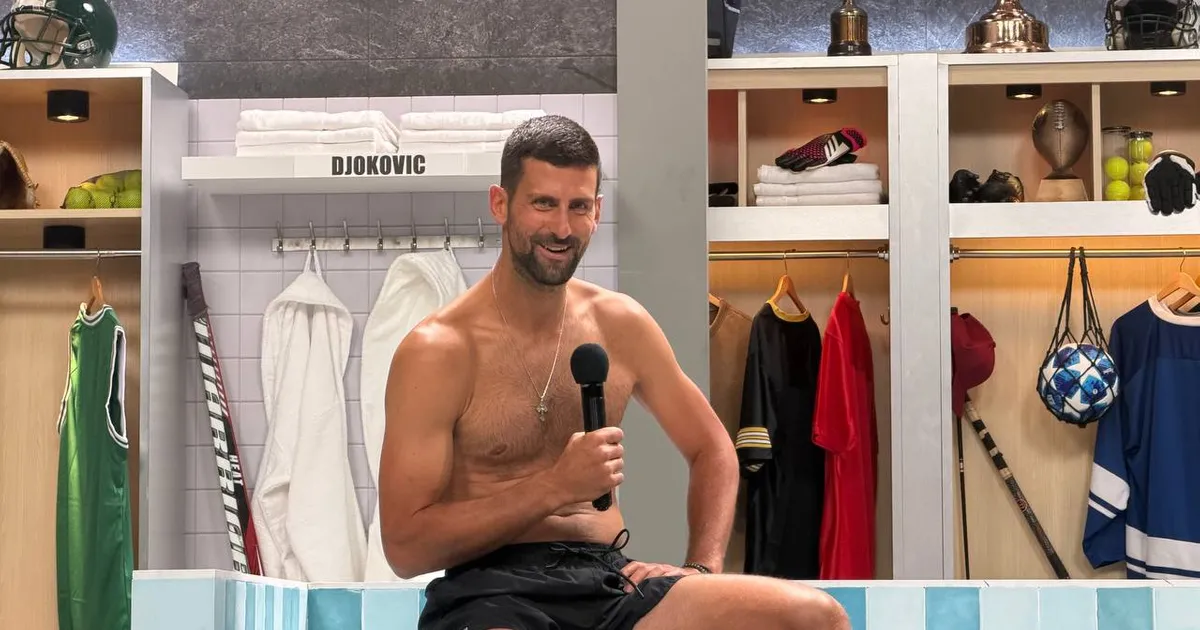 Novak Đoković u nikad viđenom izdanju: Bez majice seo u bazen za intervju, a preko puta legendarni glumac