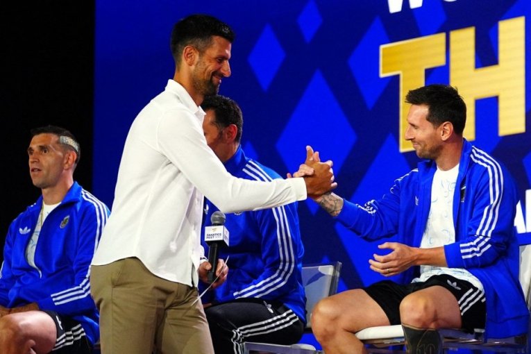 NOVAK SE ODLIČNO ZABAVLJA! Đoković ponovo promenio sport - u OVOM izdanju ga nikad do sada nismo videli! (VIDEO)