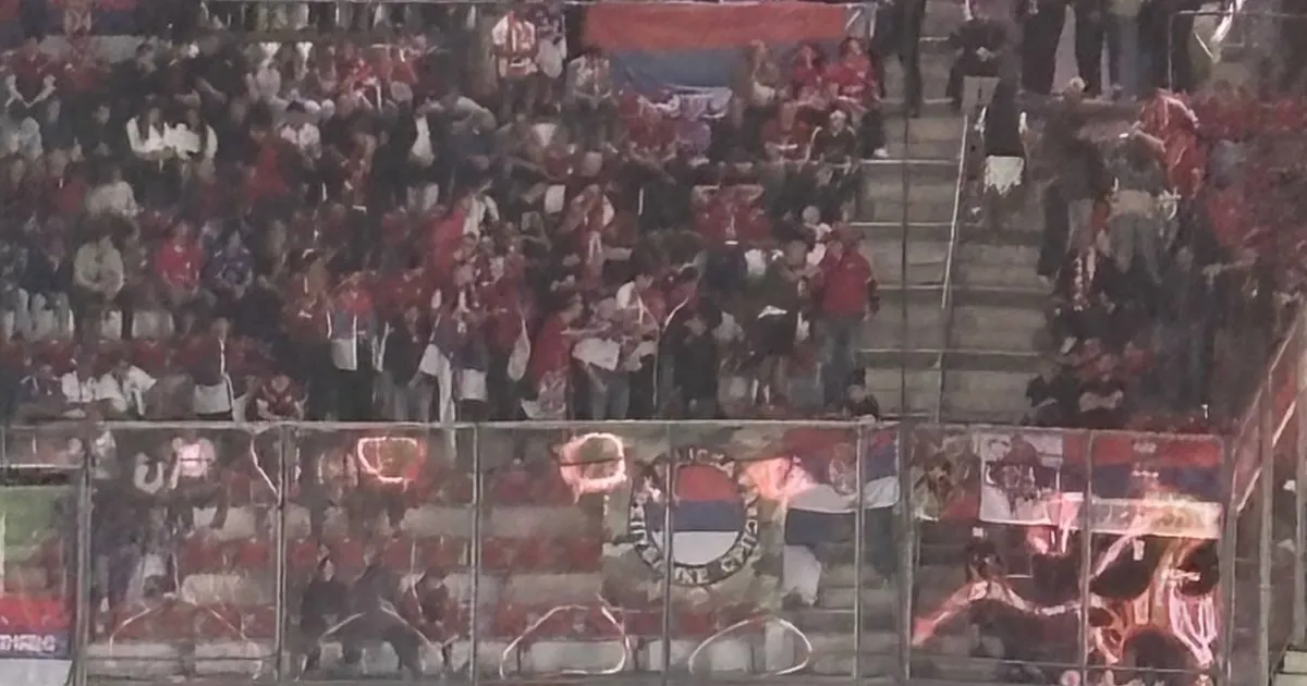 Evo kako izgleda gostujući sektor sa navijačima Srbije u Holandiji, tu je i zastava u čast Ratka Mladića!