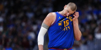Sraman potez NBA lige: Jokića kažnjavaju za sve, a za lakat u grkljan nikom ništa!