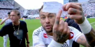 Nejmar poludeo! Uzeo papir u ruke i pokazao ga na kameri, skandal trese Brazil (VIDEO)
